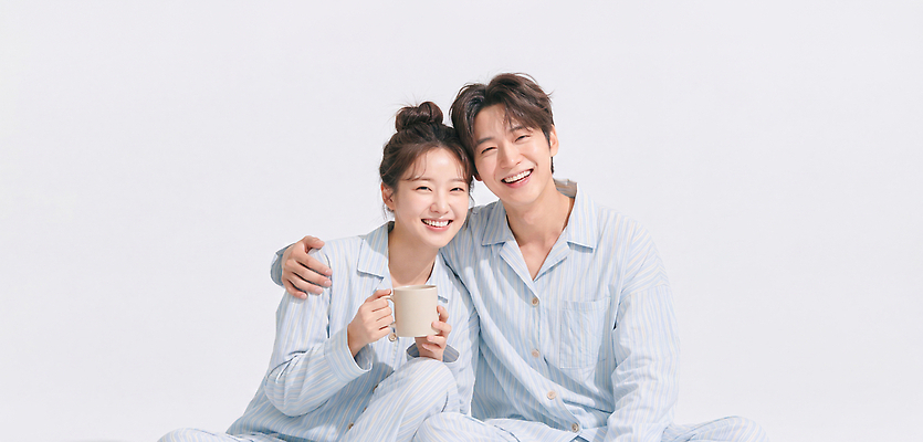 JPG 편집이미지 부부 여자 남자 행복 커피 집안 휴식 사랑 웃음 일상 잠옷 포근함 편안함 즐거움 일과 뷰티풀 의료성형뷰티 편집실사 AI인물포토 AI콘텐츠 커플 옷 감정 음료 컨셉 실내 표정 사람 라이프 감각 CG 파일형식 AI포토 관계 내부 생활