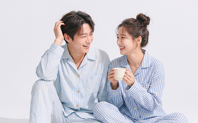 JPG 편집이미지 부부 여자 남자 행복 커피 관계 아침 집안 휴식 대화 사랑 웃음 잠옷 포근함 편안함 뷰티풀 의료성형뷰티 편집실사 AI인물포토 AI콘텐츠 주간 커플 옷 감정 음료 컨셉 실내 표정 말하기 사람 감각 CG 파일형식 AI포토 자연요소 모션 내부