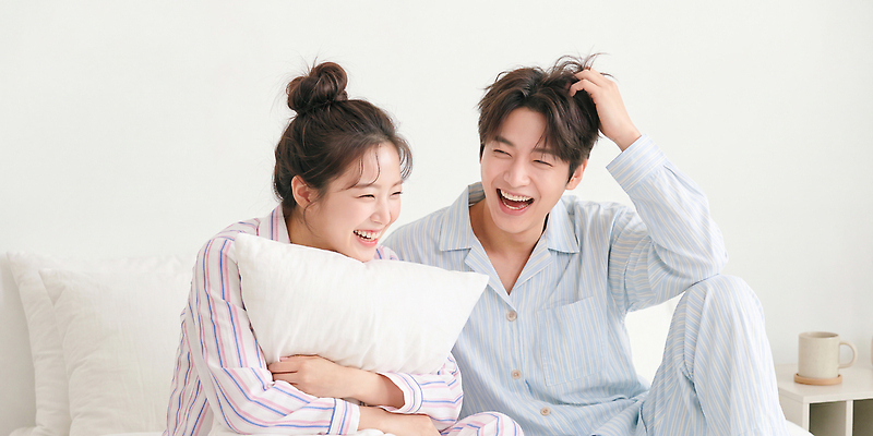 JPG 편집이미지 부부 여자 남자 감정 베개 집안 휴식 이야기 대화 사랑 웃음 잠옷 포근함 편안함 뷰티풀 의료성형뷰티 편집실사 AI인물포토 AI콘텐츠 커플 옷 컨셉 침구 실내 표정 말하기 사람 감각 CG 파일형식 AI포토 관계 모션 내부