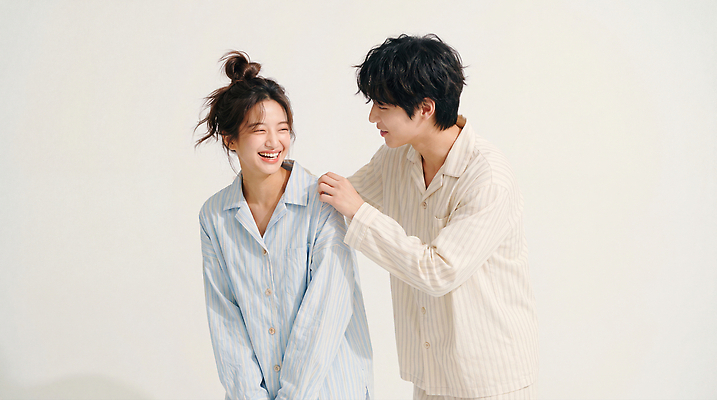 JPG 편집이미지 부부 여자 패션 남자 행복 감정 스튜디오 집안 휴식 함께함 웃음 잠옷 포근함 편안함 어깨 뷰티풀 의료성형뷰티 편집실사 AI인물포토 AI콘텐츠 커플 옷 컨셉 실내 표정 사람 신체부위 감각 CG 파일형식 AI포토 관계 내부