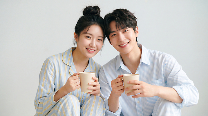 JPG 편집이미지 부부 여자 남자 행복 커피 집안 휴식 함께함 웃음 일상 컵 잠옷 포근함 편안함 뷰티풀 의료성형뷰티 편집실사 AI인물포토 AI콘텐츠 식기 커플 옷 감정 음료 컨셉 실내 표정 사람 라이프 감각 CG 파일형식 AI포토 관계 내부 생활