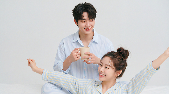 JPG 편집이미지 손 부부 여자 남자 감정 집안 휴식 대화 사랑 웃음 일상 컵 잠옷 침대 포근함 편안함 소통 뷰티풀 의료성형뷰티 편집실사 AI인물포토 AI콘텐츠 식기 커플 옷 가구 컨셉 실내 표정 말하기 사람 라이프 신체부위 감각 CG 파일형식 AI포토 생활용품 관계 모션 내부 생활 오브젝트