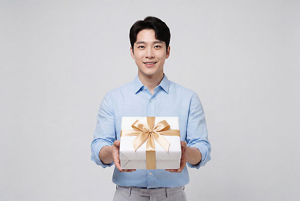 JPG 편집이미지 남자 행복 리본 미소 이벤트 선물상자 기쁨 양손 축하 생일 알림 포장지 전달 의료성형뷰티 편집실사 AI인물포토 AI콘텐츠 손 기념일 감정 컨셉 포장 표정 선물 사람 상자 CG 파일형식 AI포토 신체부위