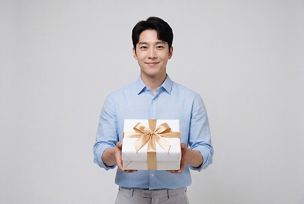 JPG 편집이미지 손 남자 행복 감정 리본 포장 미소 웃음 이벤트 앞모습 선물상자 양손 축하 의료성형뷰티 편집실사 AI인물포토 AI콘텐츠 뷰포인트 컨셉 표정 선물 사람 신체부위 상자 CG 파일형식 AI포토