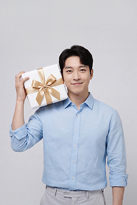 JPG 편집이미지 손 남자 행복 셔츠 포장 미소 웃음 이벤트 선물상자 기쁨 축하 의료성형뷰티 편집실사 AI인물포토 AI콘텐츠 감정 컨셉 상의 표정 선물 사람 신체부위 상자 CG 파일형식 AI포토 옷