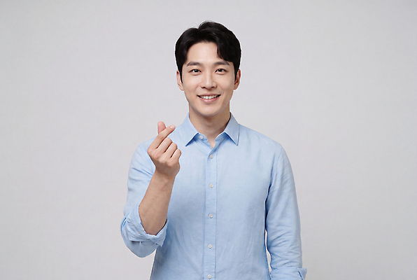 JPG 편집이미지 남자 포즈 표정 사랑 미소 하트 손하트 의료성형뷰티 단순 편집실사 AI인물포토 AI콘텐츠 모양 감정 사람 손짓 CG 파일형식 AI포토 모션