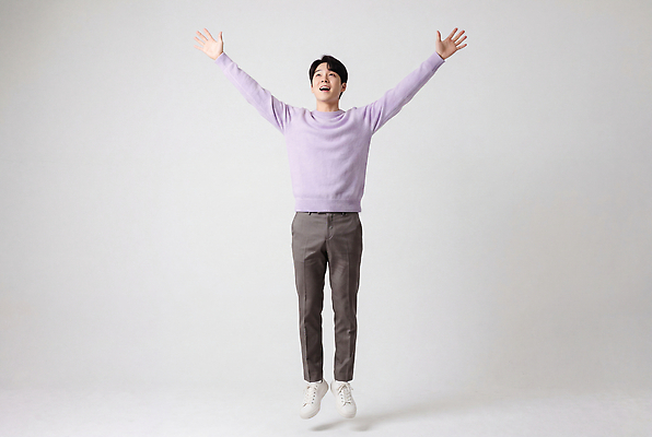 JPG 편집이미지 남자 행복 감정 포즈 표정 웃음 운동 점프 만세 양손 높이 니트 의료성형뷰티 편집실사 AI인물포토 AI콘텐츠 손 상의 모션 건강 사람 CG 파일형식 AI포토 옷 신체부위