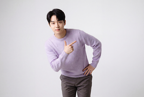 JPG 편집이미지 남자 포즈 손가락 서기 웃음 가리킴 니트 의료성형뷰티 단순 편집실사 AI인물포토 AI콘텐츠 손 상의 모션 표정 사람 손짓 CG 파일형식 AI포토 옷 신체부위