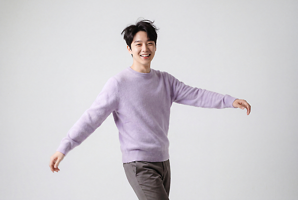 JPG 편집이미지 남자 감정 포즈 미소 웃음 기쁨 니트 의료성형뷰티 스타일 단순 편집실사 AI인물포토 AI콘텐츠 상의 표정 사람 CG 파일형식 AI포토 옷