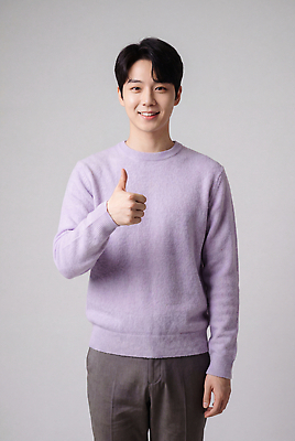 JPG 편집이미지 옷 남자 포즈 스튜디오 표정 웃음 엄지손가락 니트 따봉 의료성형뷰티 편집실사 AI인물포토 AI콘텐츠 상의 손가락 사람 최고 CG 파일형식 AI포토 손 신체부위