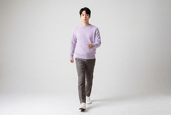 JPG 편집이미지 남자 신발 바지 실내 걷기 니트 의료성형뷰티 스타일 편집실사 AI인물포토 AI콘텐츠 상의 모션 하의 사람 내부 CG 파일형식 AI포토 옷