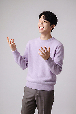 JPG 편집이미지 남자 감정 스튜디오 표정 웃음 니트 의료성형뷰티 편집실사 AI인물포토 AI콘텐츠 상의 사람 CG 파일형식 AI포토 옷