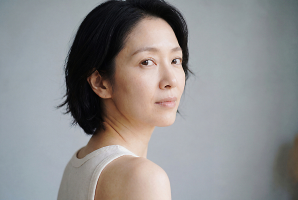JPG 모델 편집이미지 응시 여자 얼굴 예술 중년 포즈 백그라운드 사람 의료성형뷰티 스타일 편집실사 웰니스 AI인물포토 AI콘텐츠 시선 성인 신체부위 CG 파일형식 AI포토