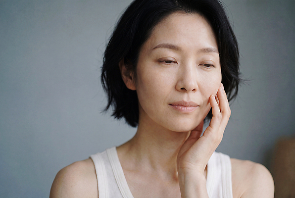 JPG 편집이미지 손 여자 얼굴 중년 생각 표정 손짓 일상 방 방안 의료성형뷰티 편집실사 웰니스 AI인물포토 AI콘텐츠 모션 사람 성인 라이프 신체부위 CG 파일형식 AI포토 생활