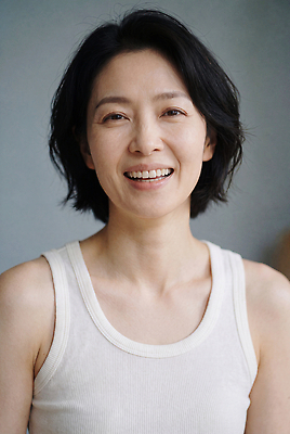 JPG 편집이미지 헤어스타일 여자 행복 감정 얼굴 중년 실내 미소 사람 부드러움 의료성형뷰티 편집실사 웰니스 AI인물포토 AI콘텐츠 표정 성인 내부 신체부위 감각 CG 파일형식 AI포토