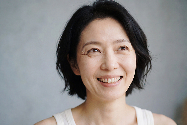 JPG 편집이미지 옷 여자 행복 중년 표정 밝음 미소 사람 방 의료성형뷰티 편집실사 웰니스 AI인물포토 AI콘텐츠 감정 성인 CG 파일형식 AI포토