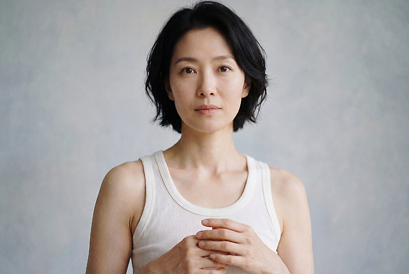 JPG 모델 편집이미지 여자 중년 포즈 백그라운드 실내 표정 사람 생활 분위기 편안함 의료성형뷰티 편집실사 웰니스 AI인물포토 AI콘텐츠 컨셉 성인 내부 감각 CG 파일형식 AI포토