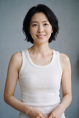 JPG 편집이미지 시선 여자 얼굴 중년 포즈 표정 미소 카메라 의료성형뷰티 스타일 편집실사 웰니스 AI인물포토 AI콘텐츠 사람 성인 신체부위 전자제품 CG 파일형식 AI포토