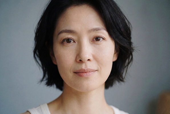 JPG 편집이미지 응시 여자 얼굴 중년 백그라운드 표정 사람 회색 분위기 의료성형뷰티 편집실사 웰니스 AI인물포토 AI콘텐츠 시선 컬러 컨셉 성인 신체부위 CG 파일형식 AI포토