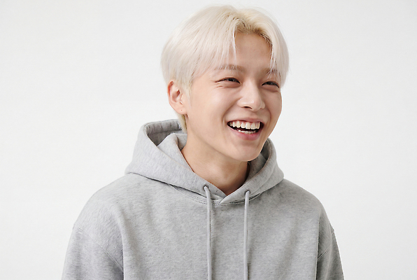 JPG 편집이미지 옷 남자 행복 티셔츠 표정 미소 웃음 캐주얼 즐거움 의료성형뷰티 편집실사 AI인물포토 AI콘텐츠 감정 셔츠 사람 CG 파일형식 AI포토 상의