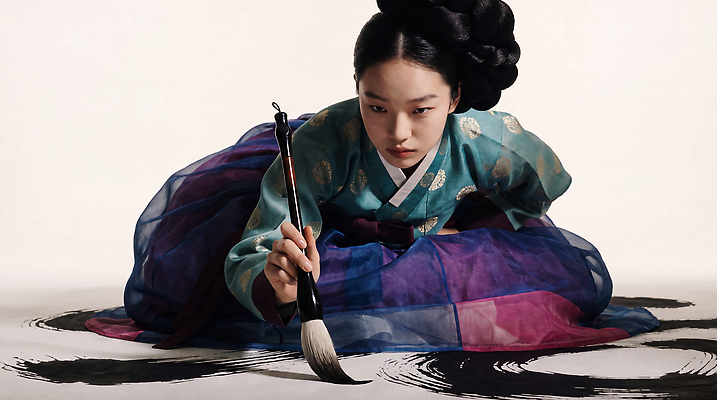 JPG 편집이미지 한국전통 전통 여자 문화 예술 서예 바닥 한국 들기 붓 그리기 한복 그림 퍼포먼스 서예붓 창의력 창작 의료성형뷰티 편집실사 AI인물포토 AI콘텐츠 아시아 모션 사람 전통의상 CG 파일형식 AI포토 나라
