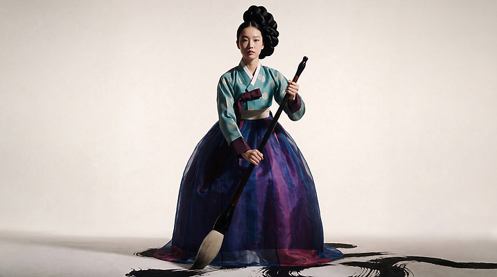 JPG 편집이미지 한국전통 전통 옷 여자 문화 예술 서예 한국 실내 들기 붓 한복 그림 퍼포먼스 서예붓 창작 의료성형뷰티 편집실사 AI인물포토 AI콘텐츠 아시아 모션 사람 내부 전통의상 CG 파일형식 AI포토 나라
