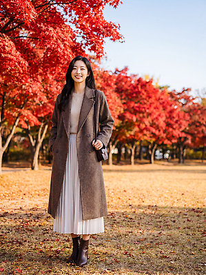 JPG 나무 편집이미지 공원 여자 행복 자연 나뭇잎 부츠 웃음 코트 가을 세로줄 의료성형뷰티 스타일 편집실사 AI인물포토 AI콘텐츠 식물 계절 공공시설 감정 선 신발 잎 표정 사람 외투 CG 생태계 파일형식 AI포토 상의 시설 옷