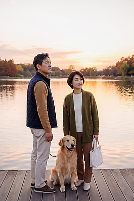 JPG 나무 편집이미지 반려견 호수 가방 가족 자연 남편 일상 소풍 노부부 일몰 산책 가을 아내 개 편집실사 AI인물포토 AI콘텐츠 식물 부부 잡화 계절 포유류 관계 휴식 라이프 반려동물 야외활동 노을 CG 생태계 파일형식 AI포토 자연요소 동물 커플 컨셉 생활