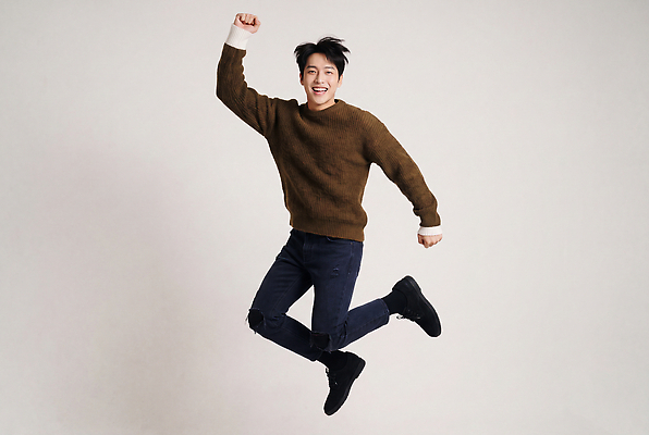 JPG 편집이미지 패션 남자 행복 스튜디오 표정 웃음 점프 즐거움 니트 가을옷 의료성형뷰티 편집실사 AI인물포토 AI콘텐츠 옷 감정 상의 모션 사람 가을 CG 파일형식 AI포토 계절