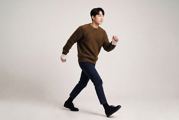 JPG 모델 편집이미지 패션 남자 스튜디오 실내 표정 걷기 청바지 니트 가을옷 의료성형뷰티 편집실사 AI인물포토 AI콘텐츠 옷 상의 바지 모션 사람 내부 가을 CG 파일형식 AI포토 계절 하의