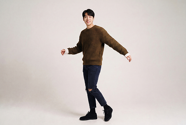 JPG 편집이미지 패션 남자 바지 실내 서기 웃음 니트 가을옷 의료성형뷰티 스타일 편집실사 AI인물포토 AI콘텐츠 옷 상의 모션 하의 표정 사람 내부 가을 CG 파일형식 AI포토 계절