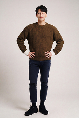 JPG 모델 편집이미지 패션 남자 스튜디오 서기 웃음 갈색 청바지 니트 가을옷 의료성형뷰티 편집실사 AI인물포토 AI콘텐츠 옷 컬러 상의 바지 모션 표정 사람 가을 CG 파일형식 AI포토 계절 하의