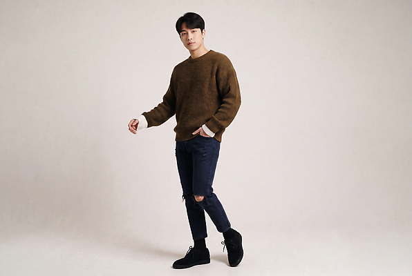 JPG 모델 편집이미지 패션 남자 포즈 신발 스튜디오 캐주얼 청바지 니트 가을옷 의료성형뷰티 스타일 편집실사 AI인물포토 AI콘텐츠 옷 상의 바지 사람 가을 CG 파일형식 AI포토 계절 하의