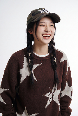 JPG 편집이미지 헤어스타일 여자 별 스튜디오 표정 웃음 즐거움 소통 캡모자 의료성형뷰티 오오티디 스트리트패션 편집실사 AI인물포토 AI콘텐츠 자연요소 모자 패션 감정 컨셉 사람 CG 신조어 파일형식 AI포토 잡화 유행어 유행
