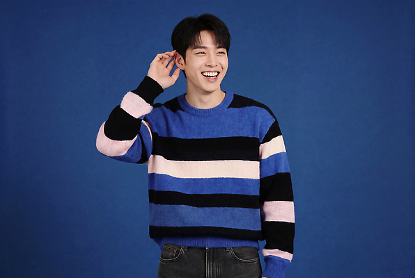 JPG 모델 편집이미지 손 패션 남자 웃음 파란색 줄무늬 니트 귀 의료성형뷰티 편집실사 AI인물포토 AI콘텐츠 컬러 상의 무늬 표정 사람 신체부위 CG 파일형식 AI포토 옷