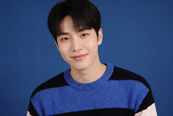 JPG 모델 편집이미지 패션 남자 포즈 미소 파란색 줄무늬 니트 의료성형뷰티 스타일 편집실사 AI인물포토 AI콘텐츠 컬러 상의 무늬 표정 사람 CG 파일형식 AI포토 옷