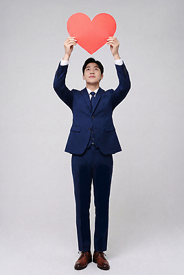 JPG 편집이미지 손 남자 감정 표정 정장 하트 높이 즐거움 사랑나눔 일과 의료성형뷰티 편집실사 AI인물포토 AI콘텐츠 모양 옷 사랑 사람 신체부위 CG 나눔 파일형식 AI포토