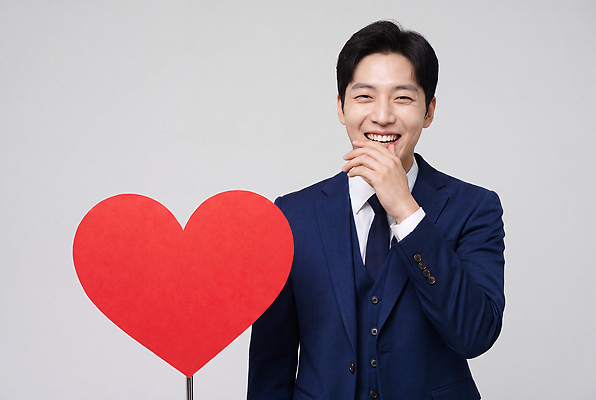 JPG 편집이미지 남자 감정 스튜디오 표정 웃음 정장 이벤트 장식 하트 즐거움 사랑나눔 의료성형뷰티 편집실사 AI인물포토 AI콘텐츠 모양 옷 사랑 사람 CG 나눔 파일형식 AI포토