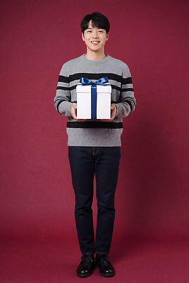 JPG 편집이미지 기념일 남자 크리스마스 포장 웃음 선물상자 기쁨 축하 생일 의료성형뷰티 편집실사 AI인물포토 AI콘텐츠 감정 컨셉 표정 선물 사람 이벤트 상자 CG 파일형식 AI포토