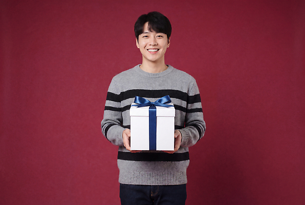 JPG 편집이미지 손 기념일 남자 리본 포장 웃음 빨간색 선물상자 기쁨 축하 생일 의료성형뷰티 편집실사 AI인물포토 AI콘텐츠 감정 컬러 컨셉 표정 선물 사람 이벤트 신체부위 상자 CG 파일형식 AI포토