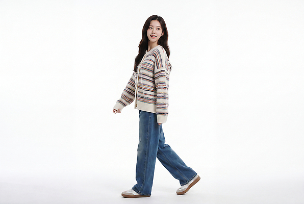 JPG 모델 편집이미지 여자 패션 실내 미소 일상 캐주얼 걷기 카디건 니트 의료성형뷰티 스타일 편집실사 AI인물포토 AI콘텐츠 옷 상의 모션 표정 사람 내부 라이프 외투 CG 파일형식 AI포토 생활