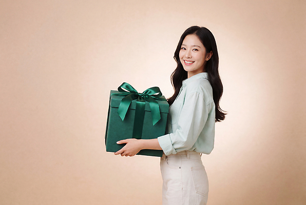 JPG 편집이미지 여자 행복 백그라운드 선물 웃음 들기 선물상자 기쁨 양손 의료성형뷰티 편집실사 AI인물포토 AI콘텐츠 손 감정 모션 표정 사람 상자 CG 파일형식 AI포토 신체부위