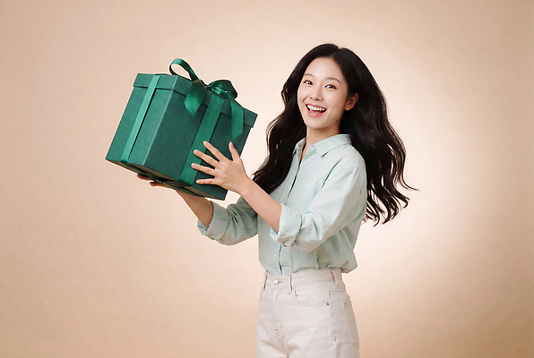 JPG 편집이미지 여자 행복 셔츠 바지 선물 웃음 선물상자 상자 기쁨 의료성형뷰티 편집실사 AI인물포토 AI콘텐츠 감정 상의 하의 표정 사람 CG 파일형식 AI포토 옷