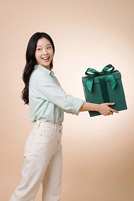 JPG 편집이미지 여자 행복 포즈 선물 웃음 선물상자 기쁨 즐거움 의료성형뷰티 편집실사 AI인물포토 AI콘텐츠 감정 표정 사람 상자 CG 파일형식 AI포토