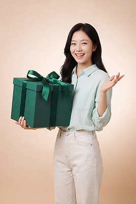 JPG 편집이미지 손 여자 행복 선물 미소 웃음 선물상자 상자 의료성형뷰티 편집실사 AI인물포토 AI콘텐츠 감정 표정 사람 신체부위 CG 파일형식 AI포토