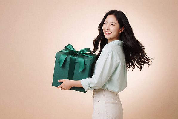 JPG 편집이미지 옷 여자 행복 포즈 선물 웃음 선물상자 상자 기쁨 축하 의료성형뷰티 편집실사 AI인물포토 AI콘텐츠 감정 컨셉 표정 사람 CG 파일형식 AI포토