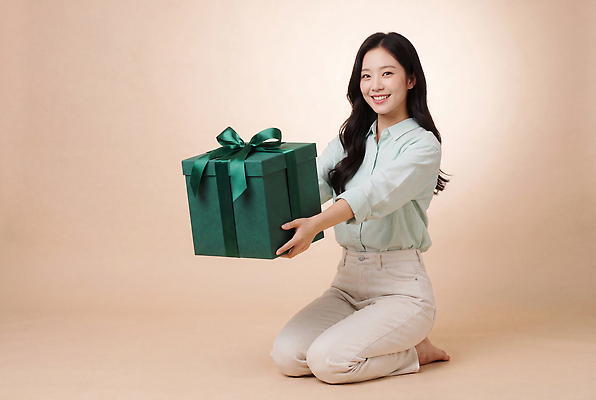 JPG 편집이미지 손 여자 행복 포즈 선물 미소 선물상자 상자 무릎꿇기 무릎 의료성형뷰티 편집실사 AI인물포토 AI콘텐츠 감정 모션 표정 사람 신체부위 CG 파일형식 AI포토