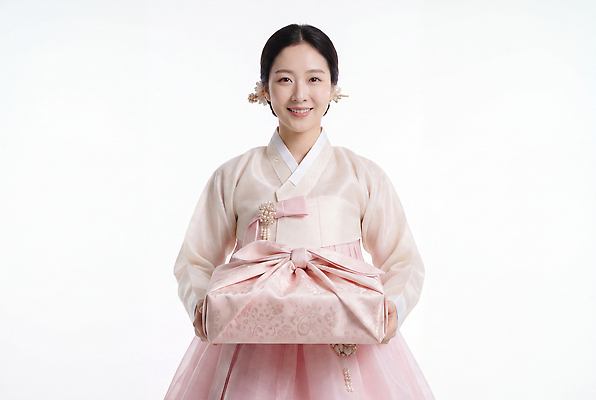 JPG 편집이미지 한국문화 전통 여자 명절 분홍색 선물 미소 보자기 한복 비녀 의료성형뷰티 편집실사 AI인물포토 AI콘텐츠 동양문화 한국전통 기념일 컬러 전통소품 한국 표정 사람 전통의상 CG 파일형식 천_직물 헤어액세사리 AI포토 아시아 문화 장신구 이벤트 장식 오브젝트 나라