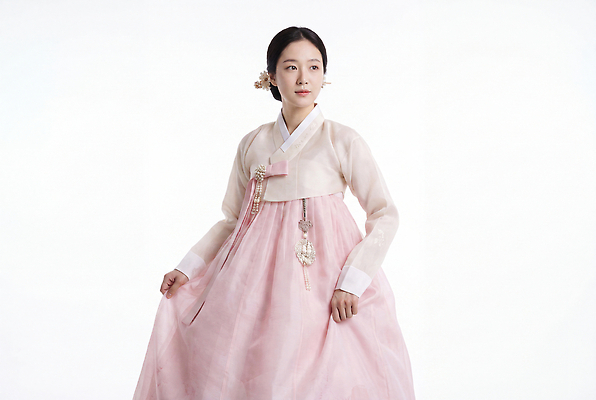 JPG 편집이미지 전통 옷 여자 문화 분홍색 한국 전통의상 한복 머리장식 비녀 의료성형뷰티 편집실사 AI인물포토 AI콘텐츠 한국전통 아시아 컬러 전통소품 사람 장식 CG 파일형식 헤어액세사리 AI포토 나라 장신구 오브젝트