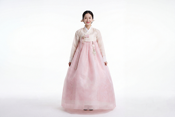 JPG 편집이미지 전통 옷 여자 문화 분홍색 한국 미소 전통의상 한복 비녀 의료성형뷰티 편집실사 AI인물포토 AI콘텐츠 한국전통 아시아 컬러 전통소품 표정 사람 CG 파일형식 헤어액세사리 AI포토 나라 장신구 장식 오브젝트
